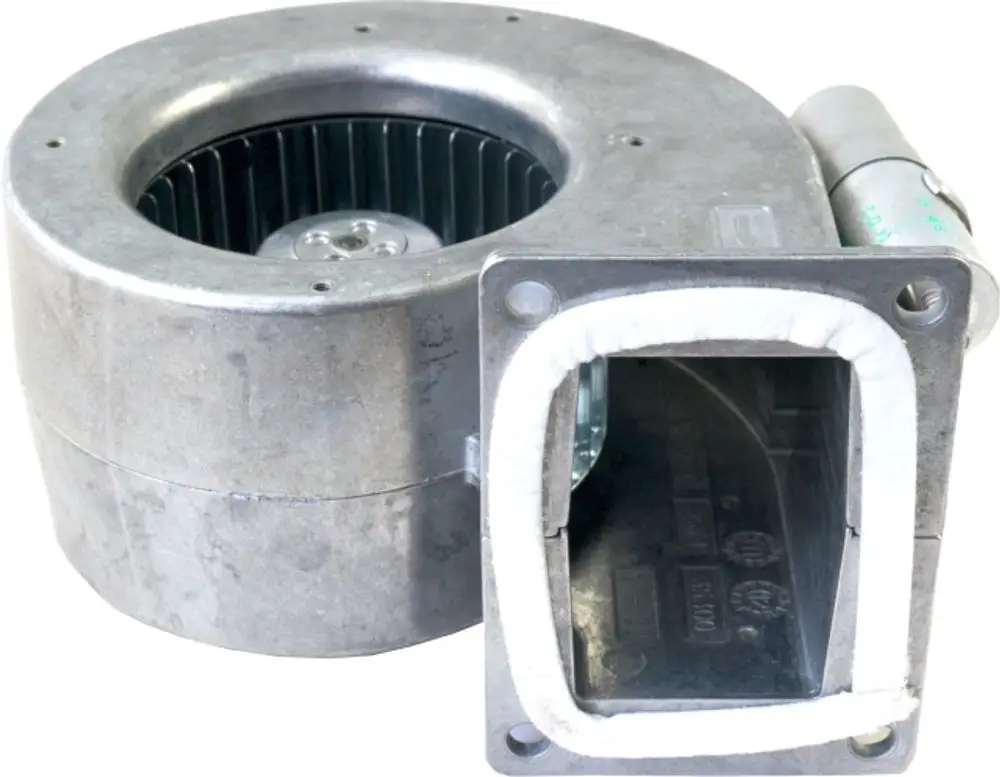 Gebläse von Wolf mit metallischem Gehäuse und integrierter Anbindung. Sichtbarer Rotor und Anschluss für Primärluft für Heizsysteme.
